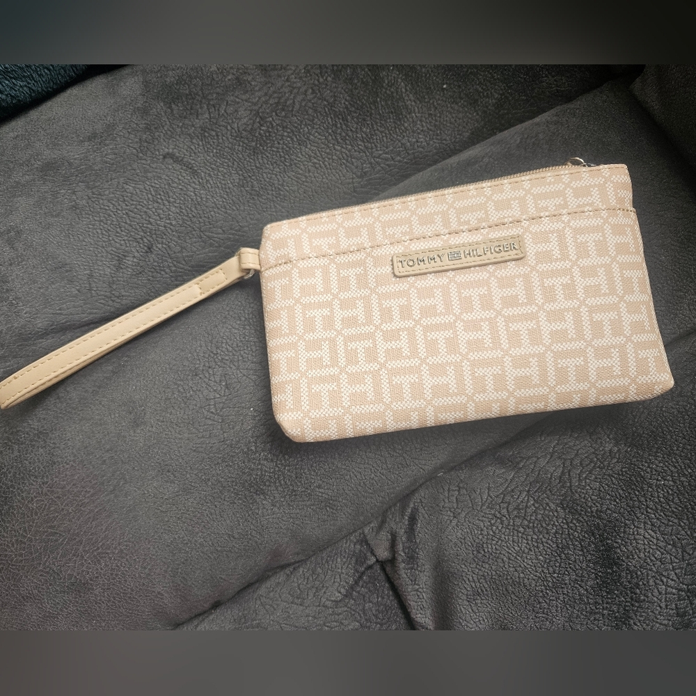 NWOT Tommy Hilfiger Beige Logo Pattern Zip Wristlet